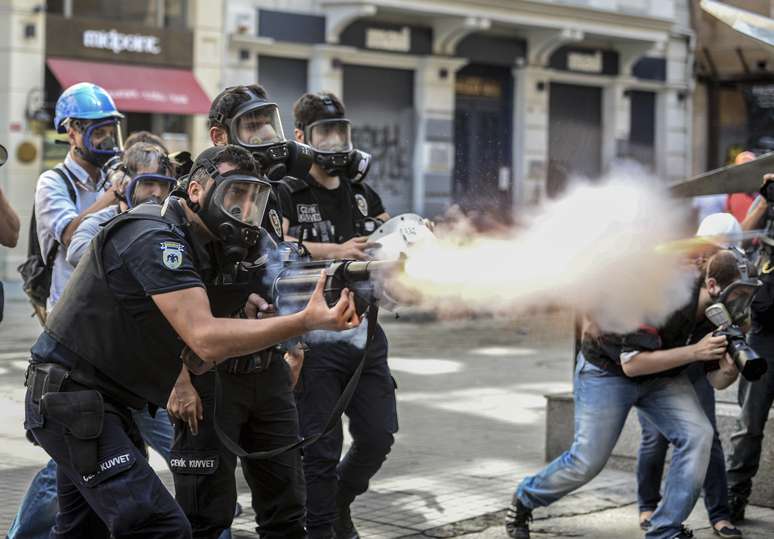 <p>Policial usa bomba de g&aacute;s contra manifestantes na pra&ccedil;a de Istambul</p>