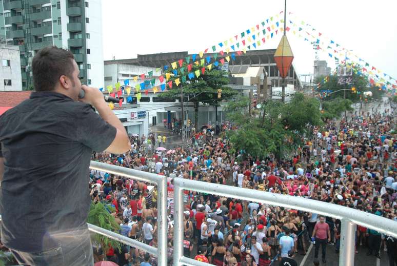 A banda Forró dos Firmas anima os foliões de Caruaru durante o desfile da Sapadrilha 