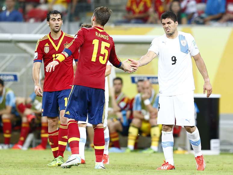 <p>Suárez (à dir.) elogiou Espanha após derrota por 2 a 1</p>
