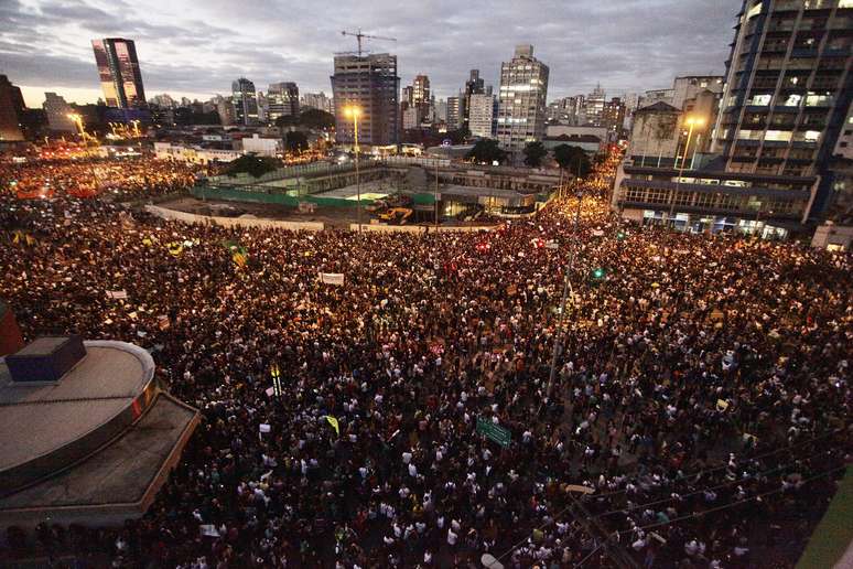 <p>Multidão participa da manifestação em São Paulo nesta segunda-feira</p>
