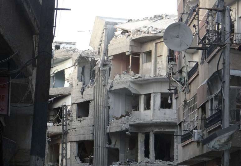 Imagem mostra destruição em Harasta, bairro de Damasco