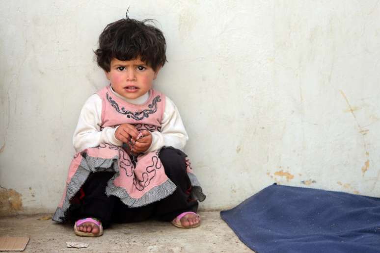 Menina que fugiu da Síria com os pais para a vila libanesa de Arsal