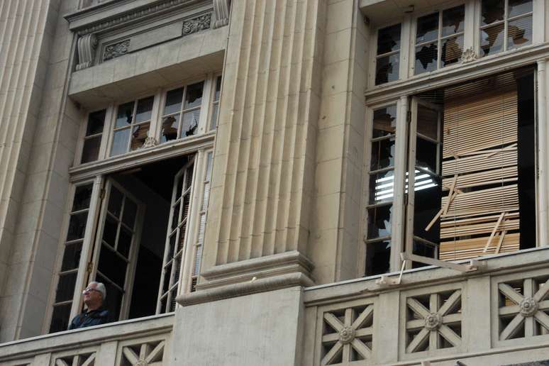 <p>Janelas da Assembleia Legislativa do Rio de Janeiro (Alerj) foram vistas quebradas na manhã desta terça-feira</p>