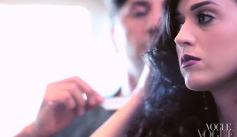 <p>Acho que minhas sobrancelhas e meus olhos s&atilde;o o que emolduram o rosto, disse a cantora no v&iacute;deo</p>