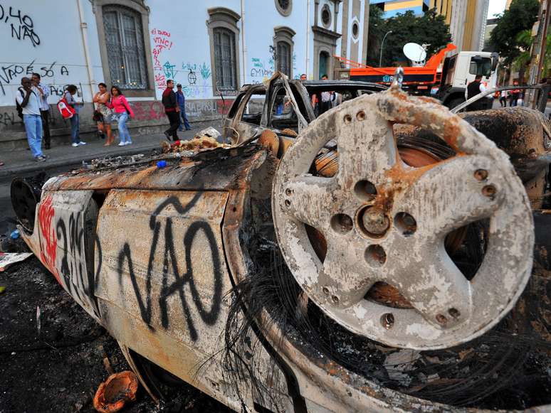 <p>A região central do Rio de Janeiro mostra o resultado de noite de violência na segunda-feira, que teve confronto entre policiais militares e um grupo de manifestantes</p>