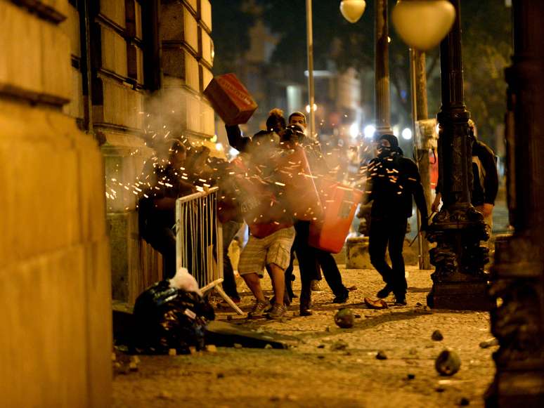<p>Noite de protesto que reuniu 100 mil pessoas no Rio de Janeiro terminou em confronto de algumas dezenas de pessoas com policiais militares</p>