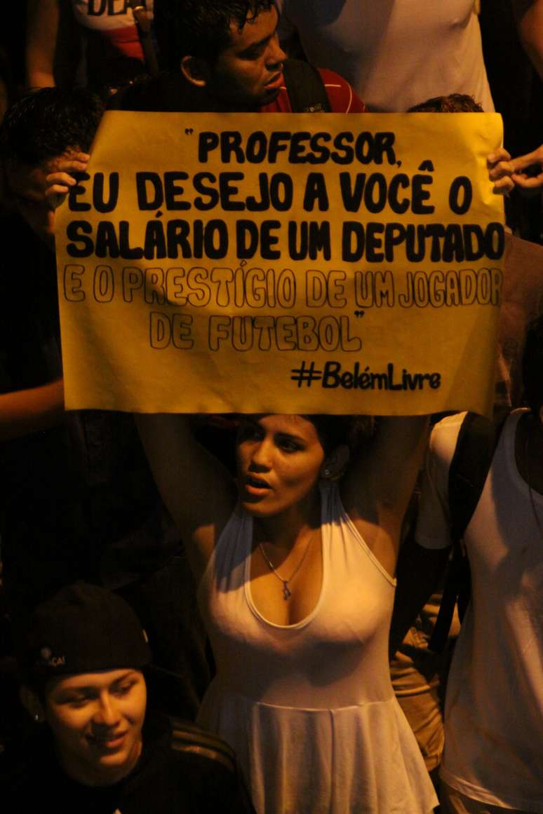 <p><b>Belém (PA) </b>Manifestante chama professores para ir às ruas protestar</p>