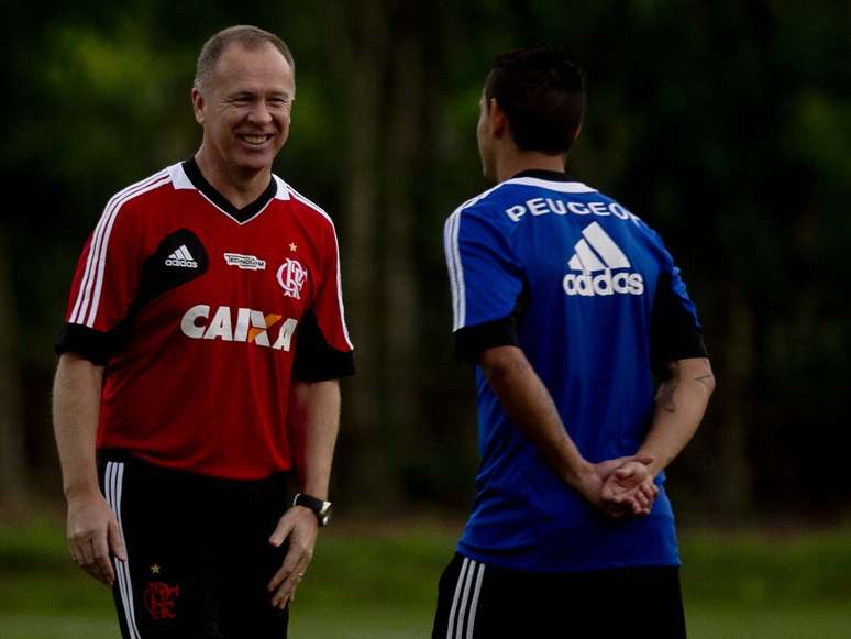 <p>Em seu primeiro treino à frente do Flamengo, o técnico Mano Menezes conversou com os jogadores e comandou atividades no CT Ninho do Urubu, em Vargem Grande (RJ)</p>