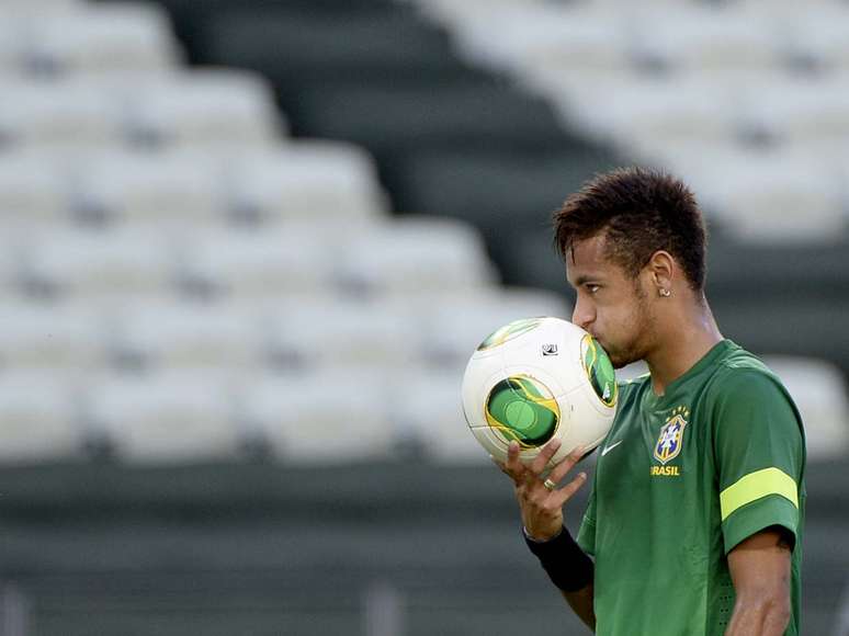 <p>Neymar faz reconhecimento do gramado no Estádio do Castelão</p>