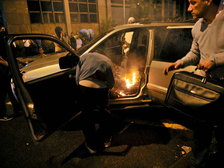 <p>Noite de protesto que reuniu 100 mil pessoas no Rio de Janeiro terminou em confronto de algumas dezenas de pessoas com policiais militares</p>