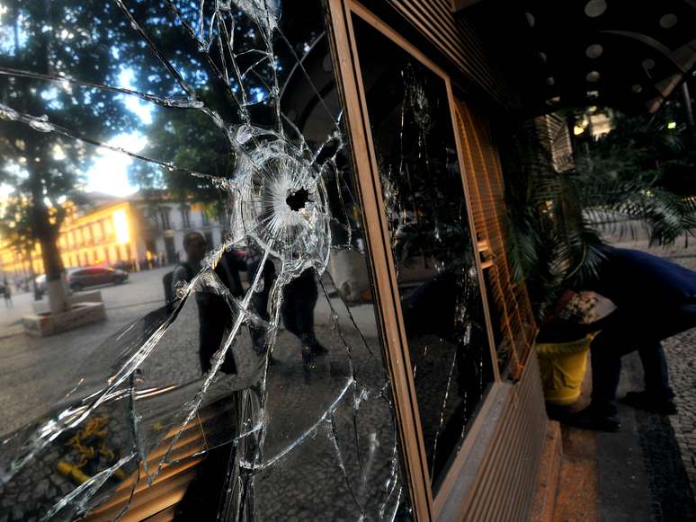 <p>A regi&atilde;o central do Rio de Janeiro mostra o resultado de noite de viol&ecirc;ncia na segunda-feira, que teve confronto entre policiais militares e um grupo de manifestantes</p>