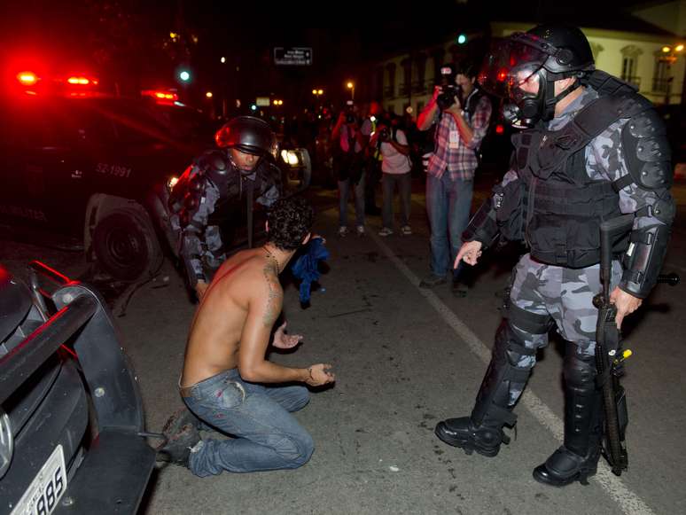<p>Noite de protesto que reuniu 100 mil pessoas no Rio de Janeiro terminou&nbsp;em confronto de algumas dezenas de pessoas com policiais militares</p>