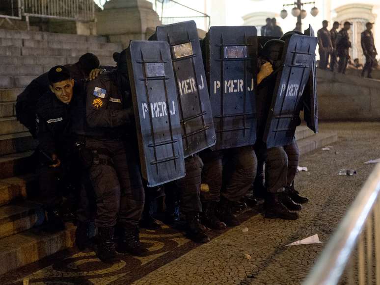 <p>No final do protesto, manifestantes entraram em confronto com a Polícia Militar em frente a Alerj na noite de segunda-feira no Rio de Janeiro</p>