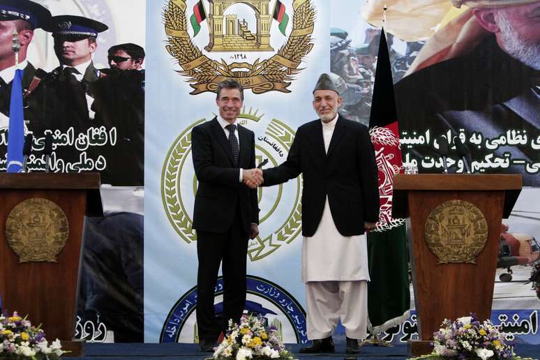 Rasmussen cumprimenta Karzai após coletiva de imprensa em uma academia militar nos arredores de Cabul