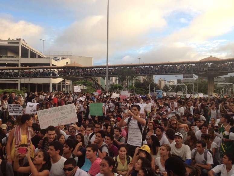 <p>Nesta segunda-feira, milhares de pessoas tomaram o centro financeiro de Salvador para protestar</p>