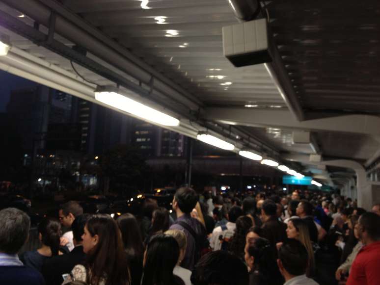 <p>Estação Berrini, pouco antes das 19h, estava repleta de usuários por conta da pane</p>