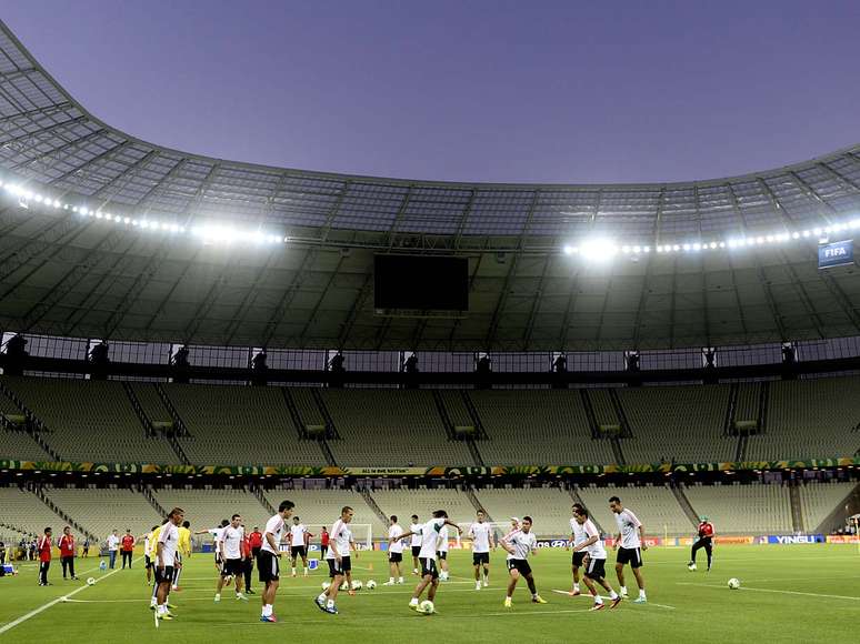 <p>Arena Castelão iluminada para treinamento do México, na terça-feira, em Fortaleza</p>
