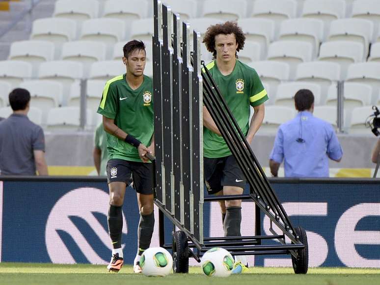 <p>Neymar e David Luiz preparam barreira; treino específico de faltas para encerrar o jejum no fundamento.</p>
