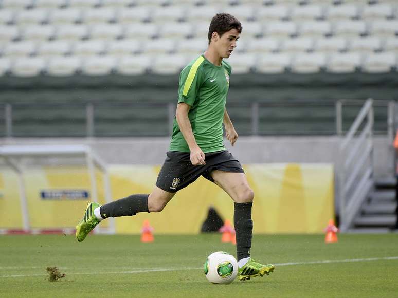 <p>Depois de críticas a Neymar e Fred, meia Oscar vira o alvo da vez para os que reclamam da Seleção Brasileira</p>