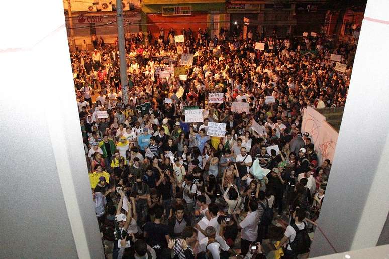 <p>Mais de 1,2 mil manifestantes protestam em frente à Câmara de Vereadores de Bauru, no interior de São Paulo</p>