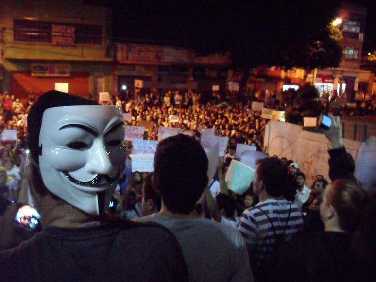 <p>Em Bauru, manifestante impediram que vereadores deixassem a Câmara durante o protesto</p>