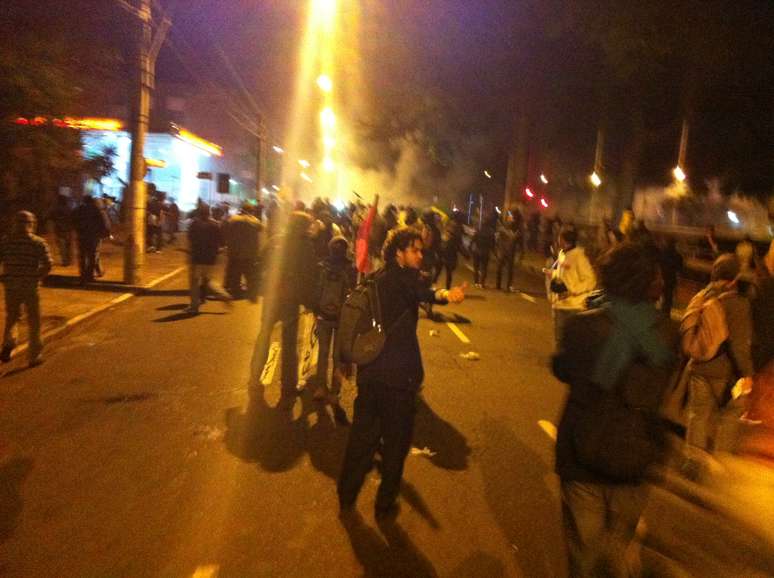 Polícia começa a atirar gás e bombas de efeito moral contra manifestantes