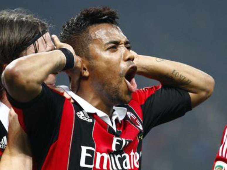 <p>Atacante comemora gol anotado pelo Milan;&nbsp;clube que pede quase R$ 30 milh&otilde;es para vend&ecirc;-lo</p>