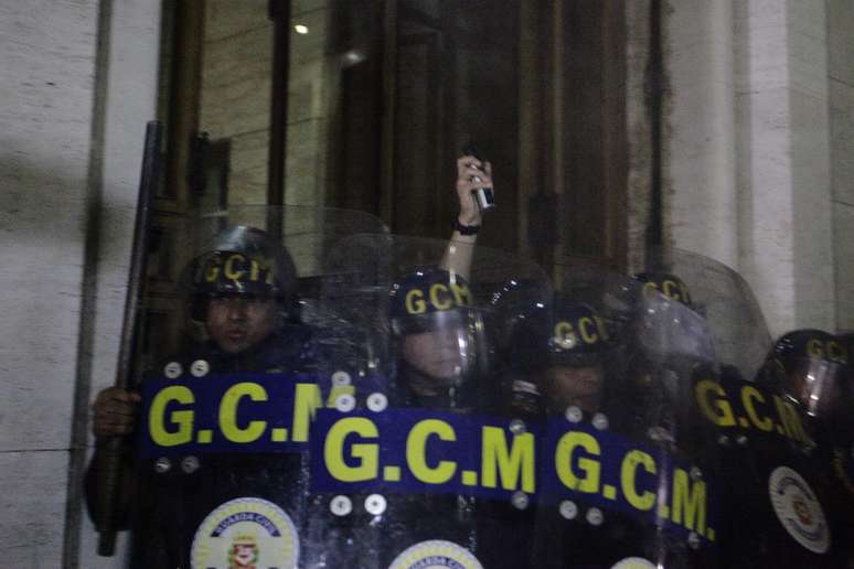 <p>Acuados, guardas metropolitanos tentaram evitar entrada de manifestantes na prefeitura de São Paulo e se protegeram dentro do prédio</p>