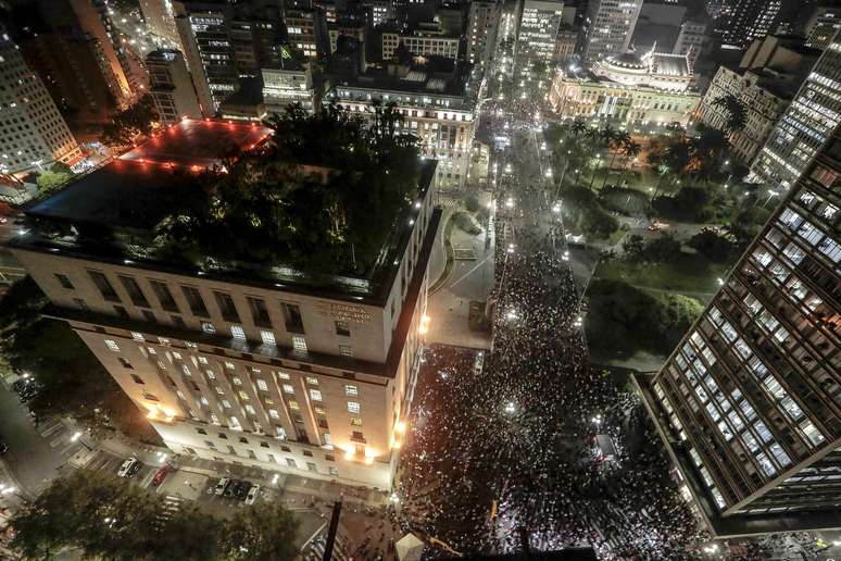 <p>Manifestantes se concentram em frente à prefeitura de São Paulo em novo dia de protestos</p>