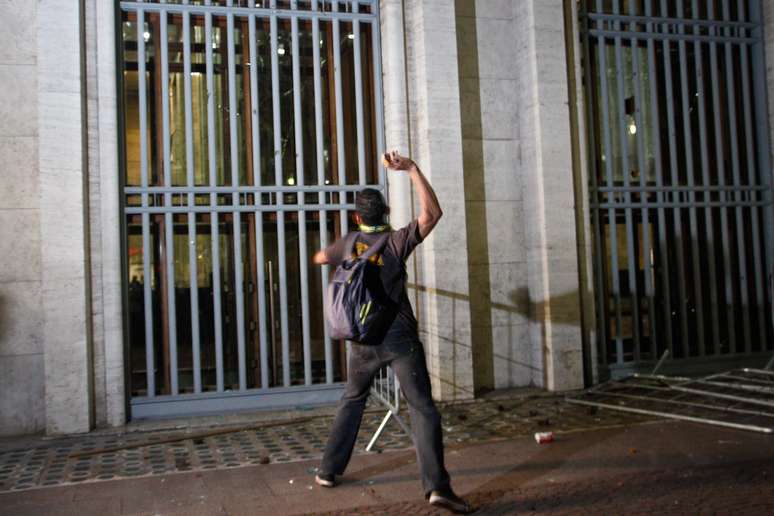 <p>Jovem arremessa pedras contra janelas da prefeitura de São Paulo</p>