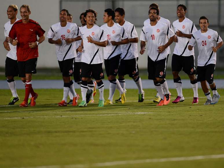 <p>Taitianos correm feliz durante o treino no Engenhão</p>