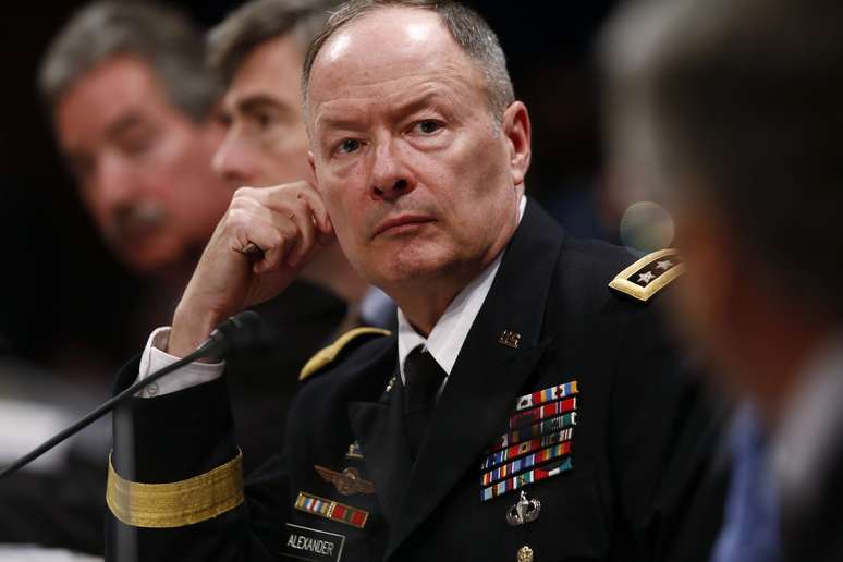 <p>O ex-diretor da NSA, general Keith Alexander&nbsp;durante audi&ecirc;ncia em Washington</p>