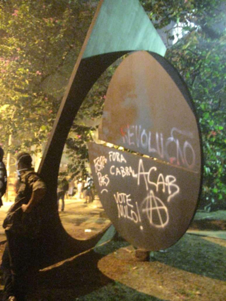 <p>Rio: monumento foi pichado com símbolo anarquista</p>