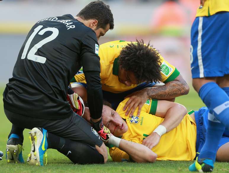 <p>Aos 33min do primeiro tempo, David Luiz, zagueiro da Seleção Brasileira, fraturou o nariz em uma dividida pelo alto com Thiago Silva, também zagueiro do Brasil</p>