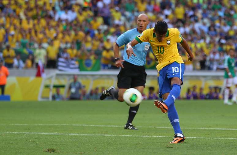 <p>Neymar abriu o placar para o Brasil com um gola&ccedil;o de perna esquerda diante do M&eacute;xico</p>