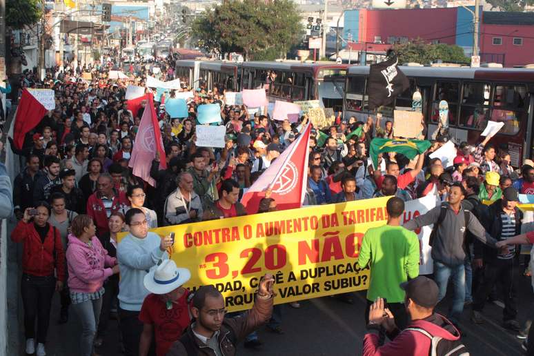 Protesto contra o aumento da tarifa de transporte público bloqueia vias na região do M' Boi Mirim, na zona sul de São Paulo, na manhã desta quarta-feira 