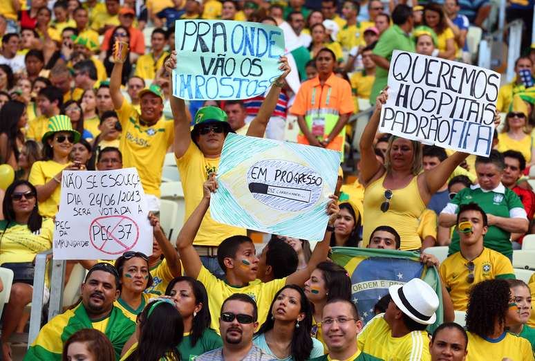 <p>Faixas de protestos dentro do estádio e ambulantes nos arredores do Castelão burlam regras da Fifa para eventos como a Copa das Confederações</p>