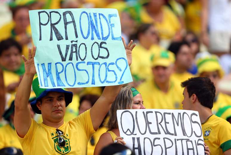 <p>Torcedores se manifestam em estádio; Brasil x México foi disputado em meio a efervescência no País </p>