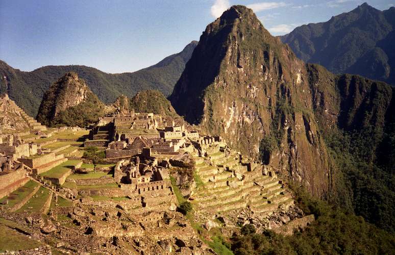 <p><strong>Machu Picchu, Peru</strong><br />Constru&iacute;da no s&eacute;culo 15,&nbsp;no cora&ccedil;&atilde;o dos Andes peruanos, a 2.500 metros acima do n&iacute;vel do mar, &nbsp;a antiga cidadela de Machu Picchu &eacute; um dos principais vest&iacute;gios da civiliza&ccedil;&atilde;o Inca</p>