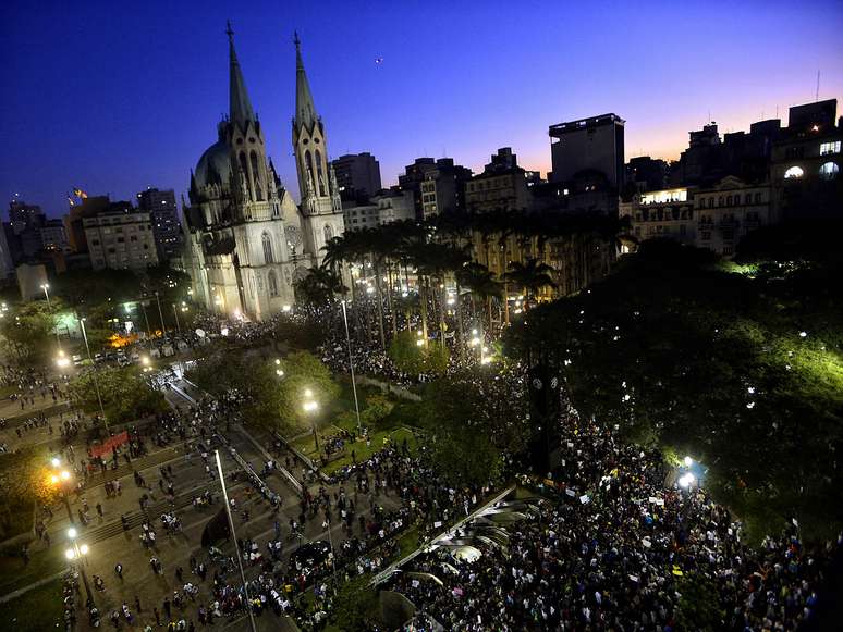 <p>Milhares de pessoas se reúnem em São Paulo em protesto contra o aumento da tarifa de transporte e outras mudanças</p>