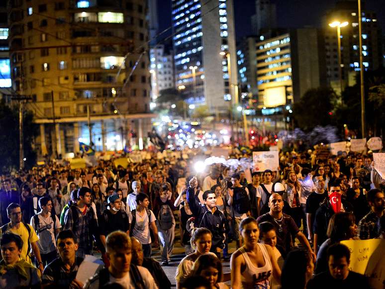 <p>Na noite de terça-feira, manifestantes saíram da praça da Sé e marcharam até a prefeitura de São Paulo</p>