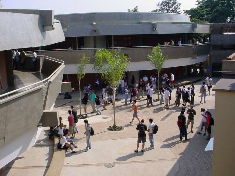 <p>No Vestibular Unicamp 2014, os candidatos disputarão 3.460 vagas distribuídas em 69 cursos da Unicamp e dois cursos da Famerp</p>