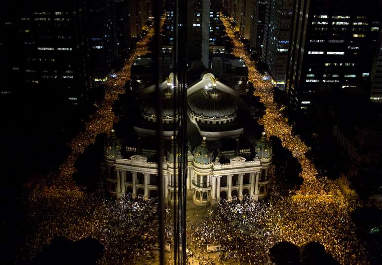 Milhares de pessoas protestam no Rio de Janeiro na noite de segunda-feira; manifestação foi convocada pelas redes sociais