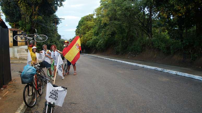 <p>Pequeno grupo de ciclistas chamou atenção da multidão, que sofreu para ir ao estádio e voltar para casa</p>