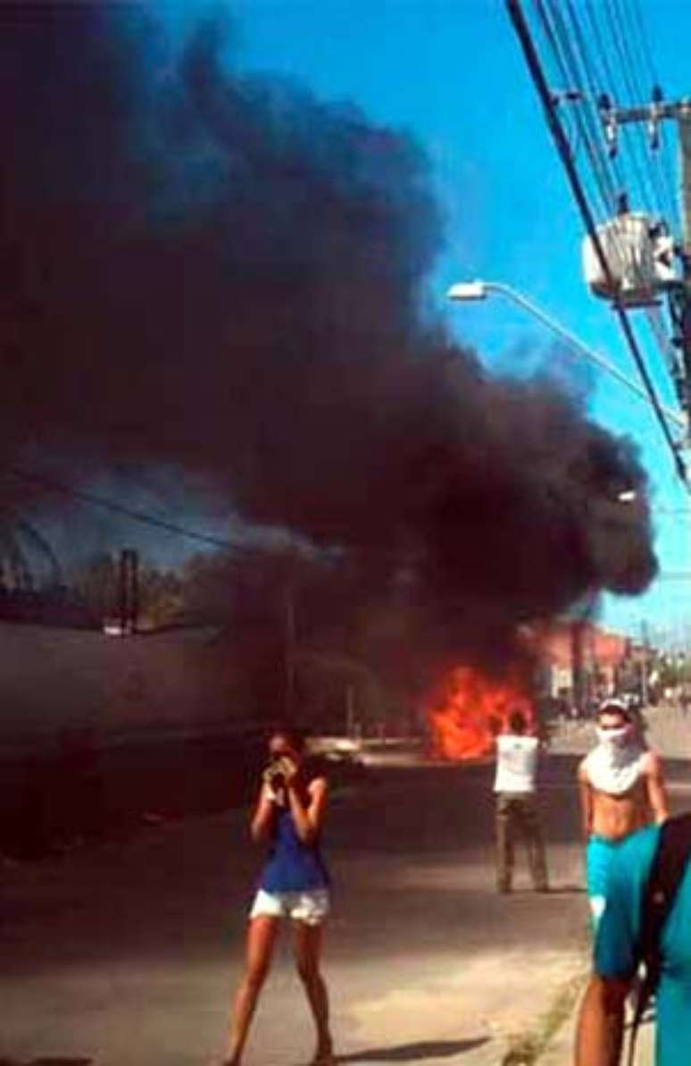 <p>Um carro da Autarquia Municipal de Trânsito de Fortaleza foi queimado durante os conflitos</p>
