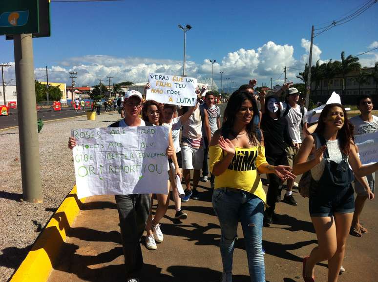 <p>Manifestantes entraram em confronto com a polícia antes de Brasil x México</p>