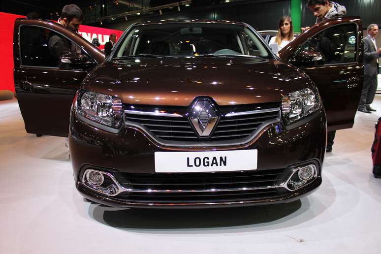 <p>A Renault mostrou nesta quarta-feira a nova versão do Logan, durante o salão do automóvel de Buenos Aires. A unidade apresentada foi feita na Turquia, mas Brasil e Argentina comercializarão o carro fabricado em São Jose dos Pinhais (PR) a partir do primeiro trimestre de 2014</p>