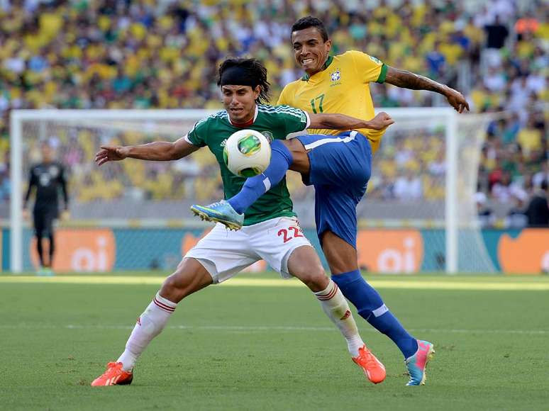 <p>Ao mesmo tempo em que se tornou titular da Seleção Brasileira, Luiz Gustavo perdeu espaço no Bayern</p>