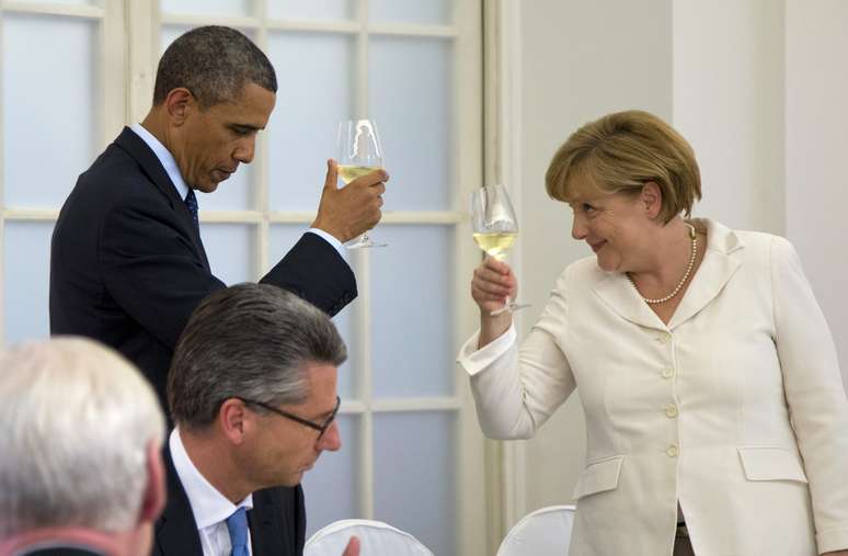 <p>Obama e Merkel brindam durante um jantar de gala em Berlim</p>