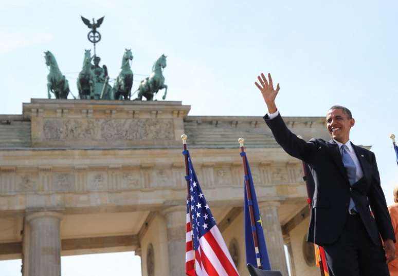 Foi o primeiro discurso do democrata como presidente americano na Alemanha; ao fundo, o Portão de Brandemburgo, símbolo da divisão alemã durante a Guerra Fria